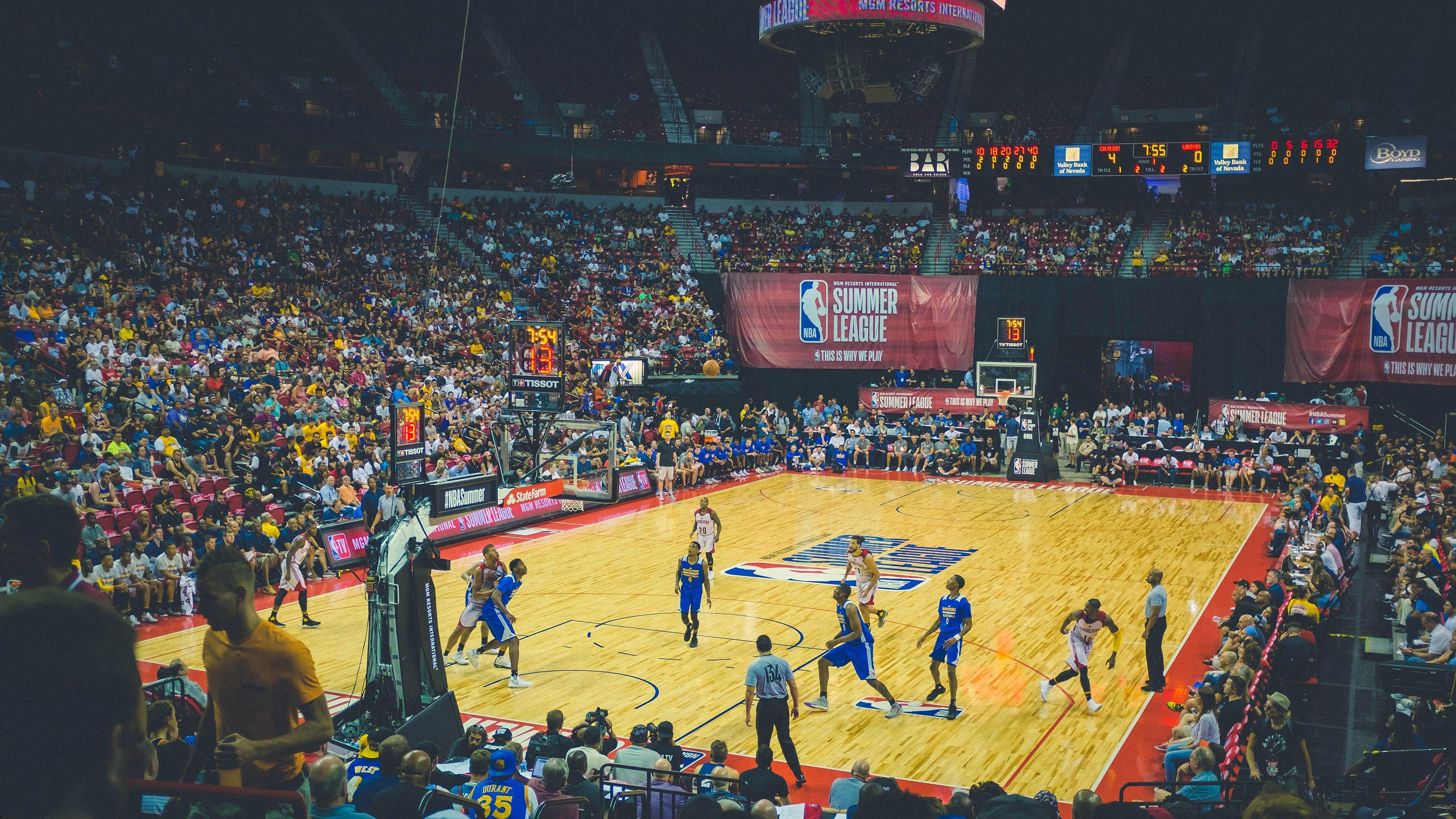 库里狂飙12记三分球,勇士力克雷霆豪取八连胜